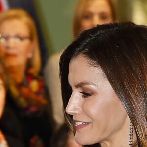La reine Letizia d'Espagne (en robe Sandro Paris et escarpins Prada) lors de la deuxième édition du congrès international "La voix des femmes du monde rural" à Madrid le 13 décembre 2018.