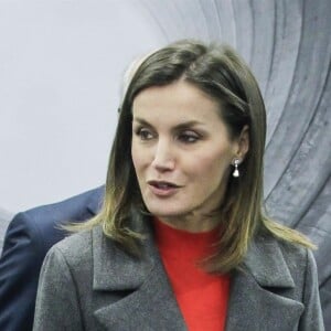 La reine Letizia d'Espagne habillée tout en Hugo Boss lors d'une réunion de la Fondation de lutte contre la toxicomanie au campus Repsol à Madrid le 12 décembre 2018.