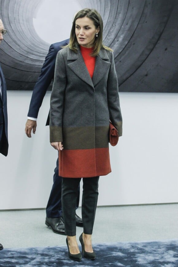 La reine Letizia d'Espagne habillée tout en Hugo Boss lors d'une réunion de la Fondation de lutte contre la toxicomanie au campus Repsol à Madrid le 12 décembre 2018.