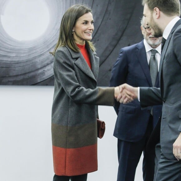 La reine Letizia d'Espagne habillée tout en Hugo Boss lors d'une réunion de la Fondation de lutte contre la toxicomanie au campus Repsol à Madrid le 12 décembre 2018.