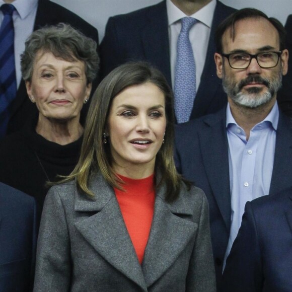 La reine Letizia d'Espagne habillée tout en Hugo Boss lors d'une réunion de la Fondation de lutte contre la toxicomanie au campus Repsol à Madrid le 12 décembre 2018.