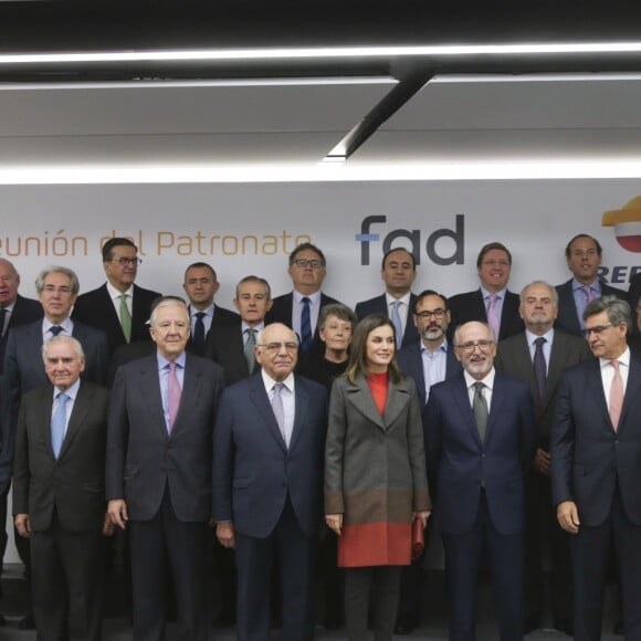 La reine Letizia d'Espagne habillée tout en Hugo Boss lors d'une réunion de la Fondation de lutte contre la toxicomanie au campus Repsol à Madrid le 12 décembre 2018.