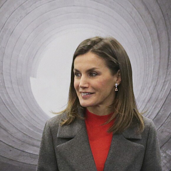 La reine Letizia d'Espagne habillée tout en Hugo Boss lors d'une réunion de la Fondation de lutte contre la toxicomanie au campus Repsol à Madrid le 12 décembre 2018.