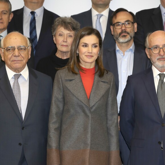 La reine Letizia d'Espagne habillée tout en Hugo Boss lors d'une réunion de la Fondation de lutte contre la toxicomanie au campus Repsol à Madrid le 12 décembre 2018.