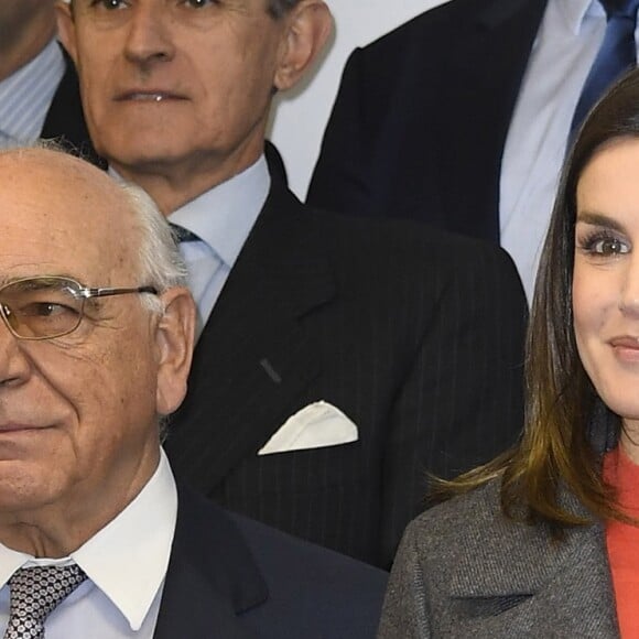 La reine Letizia d'Espagne habillée tout en Hugo Boss lors d'une réunion de la Fondation de lutte contre la toxicomanie au campus Repsol à Madrid le 12 décembre 2018.