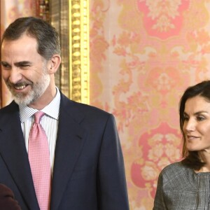 La reine Letizia d'Espagne vêtue d'une robe Massimo Dutti lors d'une rencontre, avec son mari le roi Felipe VI, avec les membres de la Fondation Princesse de Gérone le 11 décembre 2018 au palais royal à Madrid.