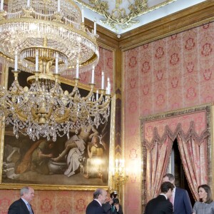 La reine Letizia d'Espagne vêtue d'une robe Massimo Dutti lors d'une rencontre, avec son mari le roi Felipe VI, avec les membres de la Fondation Princesse de Gérone le 11 décembre 2018 au palais royal à Madrid.