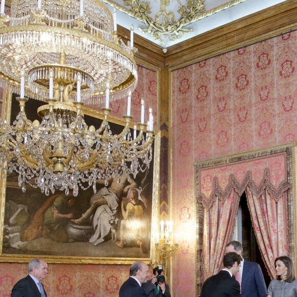La reine Letizia d'Espagne vêtue d'une robe Massimo Dutti lors d'une rencontre, avec son mari le roi Felipe VI, avec les membres de la Fondation Princesse de Gérone le 11 décembre 2018 au palais royal à Madrid.
