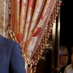 La reine Letizia d'Espagne vêtue d'une robe Massimo Dutti lors d'une rencontre, avec son mari le roi Felipe VI, avec les membres de la Fondation Princesse de Gérone le 11 décembre 2018 au palais royal à Madrid.