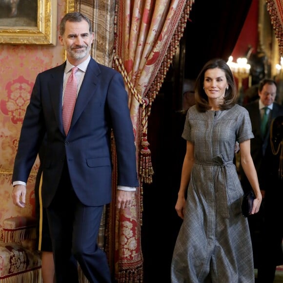 La reine Letizia d'Espagne vêtue d'une robe Massimo Dutti lors d'une rencontre, avec son mari le roi Felipe VI, avec les membres de la Fondation Princesse de Gérone le 11 décembre 2018 au palais royal à Madrid.