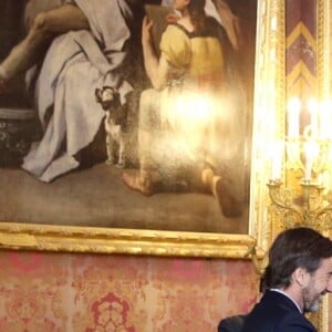 La reine Letizia d'Espagne vêtue d'une robe Massimo Dutti lors d'une rencontre, avec son mari le roi Felipe VI, avec les membres de la Fondation Princesse de Gérone le 11 décembre 2018 au palais royal à Madrid.