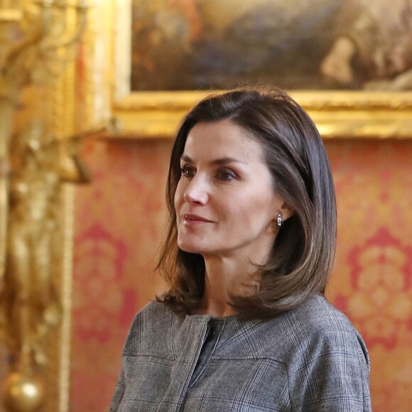 La reine Letizia d'Espagne vêtue d'une robe Massimo Dutti lors d'une rencontre, avec son mari le roi Felipe VI, avec les membres de la Fondation Princesse de Gérone le 11 décembre 2018 au palais royal à Madrid.