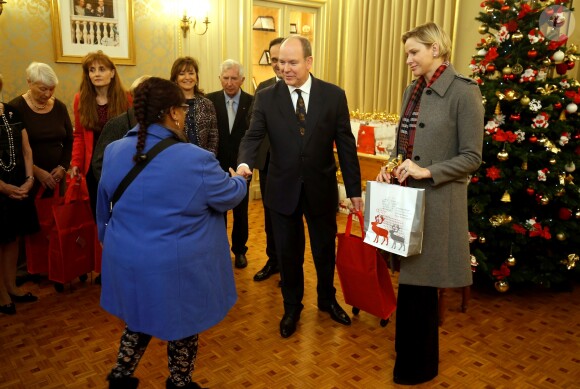Le prince Albert II de Monaco et la princesse Charlene lors de la remise de colis de Noël à la Croix Rouge monégasque le 13 décembre 2018. © Jean-François Ottonello / Nice Matin / Bestimage  Prince Albert II of Monaco and princess Charlene at the Red Cross Christmas event in Monaco on december 13th 201813/12/2018 - Monaco