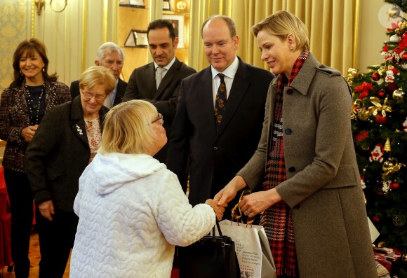 Le prince Albert II de Monaco et la princesse Charlene lors de la remise de colis de Noël à la Croix Rouge monégasque le 13 décembre 2018. © Jean-François Ottonello / Nice Matin / Bestimage  Prince Albert II of Monaco and princess Charlene at the Red Cross Christmas event in Monaco on december 13th 201813/12/2018 - Monaco