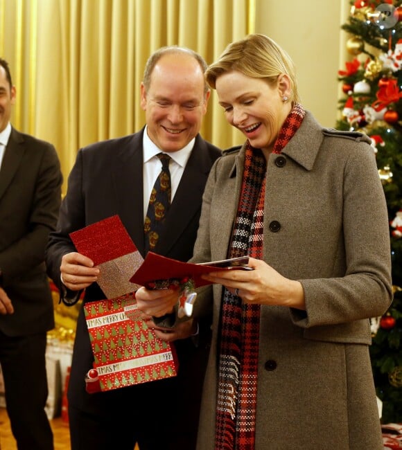 Le prince Albert II de Monaco et la princesse Charlene lors de la remise de colis de Noël dans les locaux de la Croix-Rouge monégasque le 13 décembre 2018. © Jean-François Ottonello / Nice-Matin / Bestimage