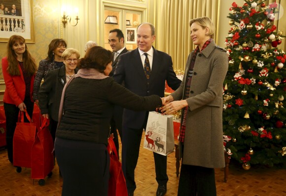 Le prince Albert II de Monaco et la princesse Charlene lors de la remise de colis de Noël dans les locaux de la Croix-Rouge monégasque le 13 décembre 2018. © Jean-François Ottonello / Nice-Matin / Bestimage