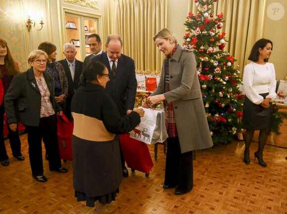 Le prince Albert II de Monaco et la princesse Charlene lors de la remise de colis de Noël dans les locaux de la Croix-Rouge monégasque le 13 décembre 2018. © Jean-François Ottonello / Nice-Matin / Bestimage