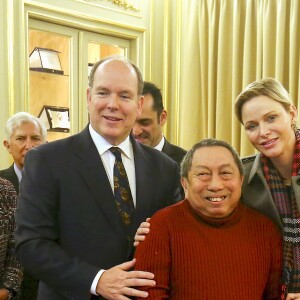 Le prince Albert II de Monaco et la princesse Charlene lors de la remise de colis de Noël dans les locaux de la Croix-Rouge monégasque le 13 décembre 2018. © Jean-François Ottonello / Nice-Matin / Bestimage