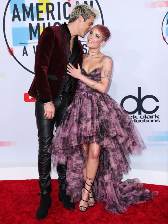 G-Eazy et sa compagne la chanteuse Halsey à la soirée 2018 American Music Awards au théâtre Microsoft à Los Angeles, le 9 octobre 2018.