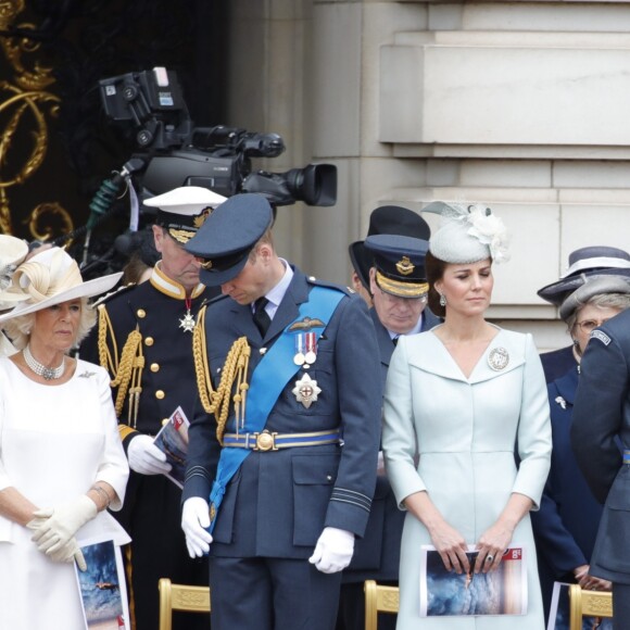 Camilla Parker Bowles, duchesse de Cornouailles, le prince William, duc de Cambridge, Kate Catherine Middleton, duchesse de Cambridge, le prince Harry, duc de Sussex, Meghan Markle, duchesse de Sussex (habillée en Dior Haute Couture par Maria Grazia Chiuri) - La famille royale d'Angleterre lors de la parade aérienne de la RAF pour le centième anniversaire au palais de Buckingham à Londres. Le 10 juillet 2018