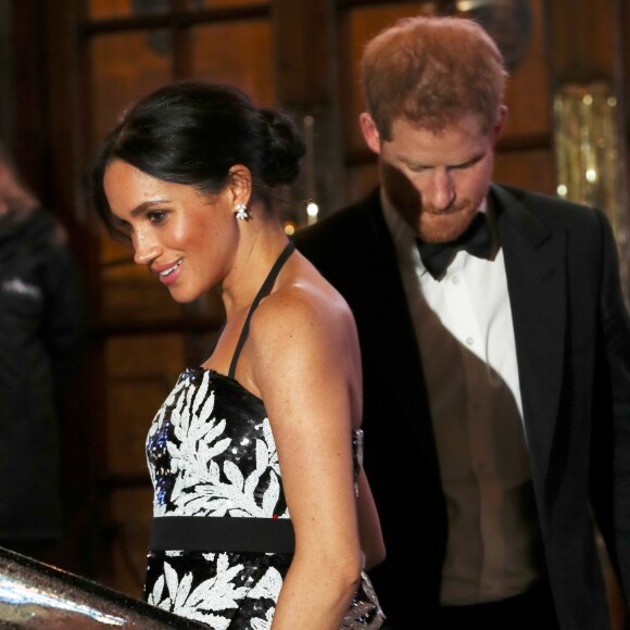 Le prince Harry, duc de Sussex, et Meghan Markle (enceinte), duchesse de Sussex quittent la soirée Royal Variety Performance à Londres le 19 novembre 2018.