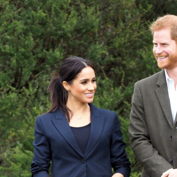 Le prince Harry, duc de Sussex, et Meghan Markle, duchesse de Sussex, assistent à l'inauguration d'un site de 20 hectares pour The Queen's Commonwealth Canopy à Auckland, Nouvelle-Zélande, le 30 octobre 2018. Après avoir dévoilé la plaque, ils ont participé à un lancé de bottes avec des écoliers de la région.
