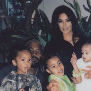 Kim Kardashian, Kanye West et leurs trois enfants : North, Saint et la petite dernière, Chicago (née en janvier 2018).
