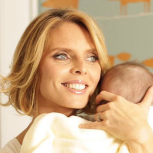 Sylvie Tellier et son troisième enfant, le petit Roméo. Le bébé est né en juillet 2018.