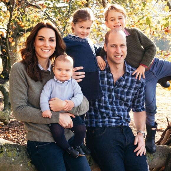 Le prince William, Kate Middleton, duchesse de Cambridge, le prince Louis (né en avril 2018), la princesse Charlotte et le prince George photographiés à Anmer Hall (Norfolk) par Matt Porteous au cours de l'automne 2018 pour leur carte de voeux de fin d'année. © Matt Porteous/PA/Abacapress.com