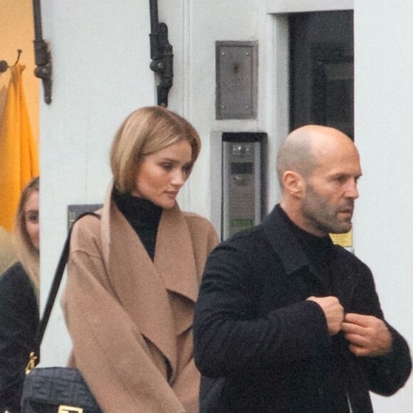 Exclusif - Jason Statham et sa fiancé Rosie Huntington-Whiteley font du shopping dans la boutique de décorations d'intérieurs "Rose Uniacke Interiors" à Londres, le 22 novembre 2018.