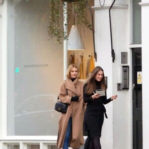 Exclusif - Jason Statham et sa fiancé Rosie Huntington-Whiteley font du shopping dans la boutique de décorations d'intérieurs "Rose Uniacke Interiors" à Londres, le 22 novembre 2018.