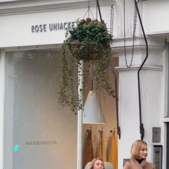 Exclusif - Jason Statham et sa fiancé Rosie Huntington-Whiteley font du shopping dans la boutique de décorations d'intérieurs "Rose Uniacke Interiors" à Londres, le 22 novembre 2018.