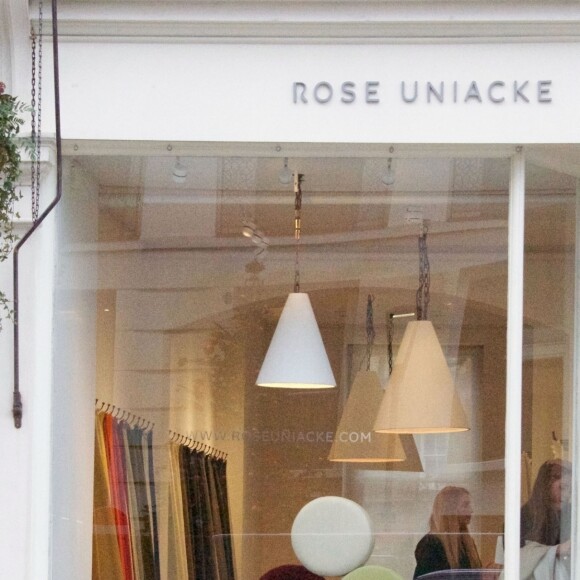 Exclusif - Jason Statham et sa fiancé Rosie Huntington-Whiteley font du shopping dans la boutique de décorations d'intérieurs "Rose Uniacke Interiors" à Londres, le 22 novembre 2018.