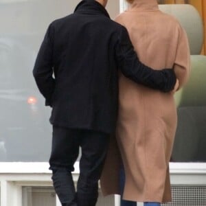 Exclusif - Jason Statham et sa fiancé Rosie Huntington-Whiteley font du shopping dans la boutique de décorations d'intérieurs "Rose Uniacke Interiors" à Londres, le 22 novembre 2018.