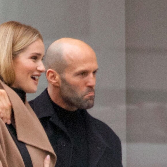 Exclusif - Jason Statham et sa fiancé Rosie Huntington-Whiteley font du shopping dans la boutique de décorations d'intérieurs "Rose Uniacke Interiors" à Londres, le 22 novembre 2018.