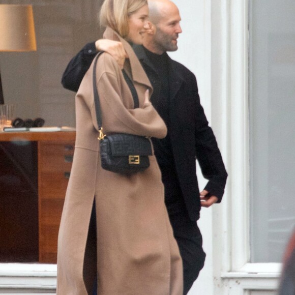 Exclusif - Jason Statham et sa fiancé Rosie Huntington-Whiteley font du shopping dans la boutique de décorations d'intérieurs "Rose Uniacke Interiors" à Londres, le 22 novembre 2018.