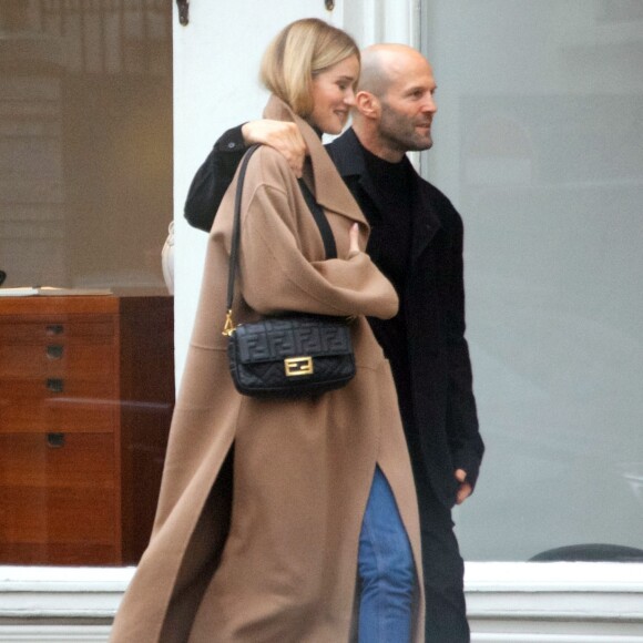 Exclusif - Jason Statham et sa fiancé Rosie Huntington-Whiteley font du shopping dans la boutique de décorations d'intérieurs "Rose Uniacke Interiors" à Londres, le 22 novembre 2018.