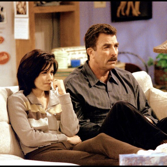 Courteney Cox et Tom Selleck dans Friends.