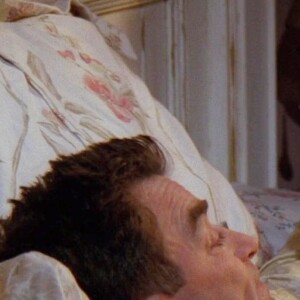 Courteney Cox et Tom Selleck dans Friends.