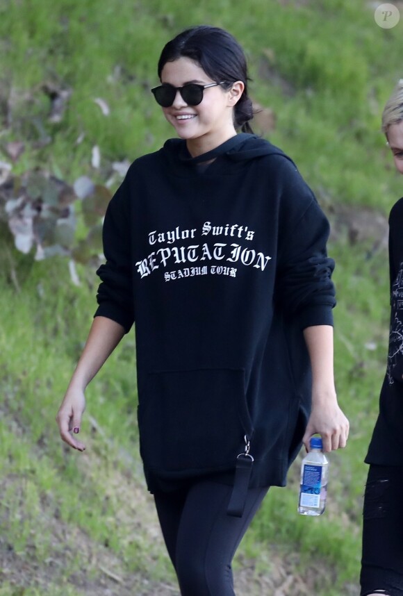 Selena Gomez se promène avec ses amies à Los Angeles le 21 décembre 2018.