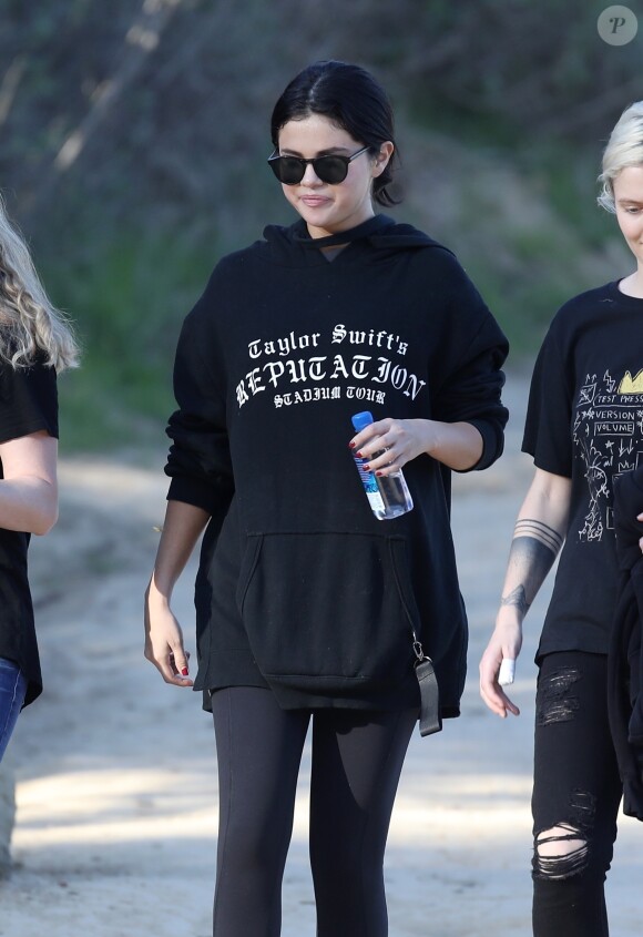 Selena Gomez se promène avec ses amies à Los Angeles le 21 décembre 2018.