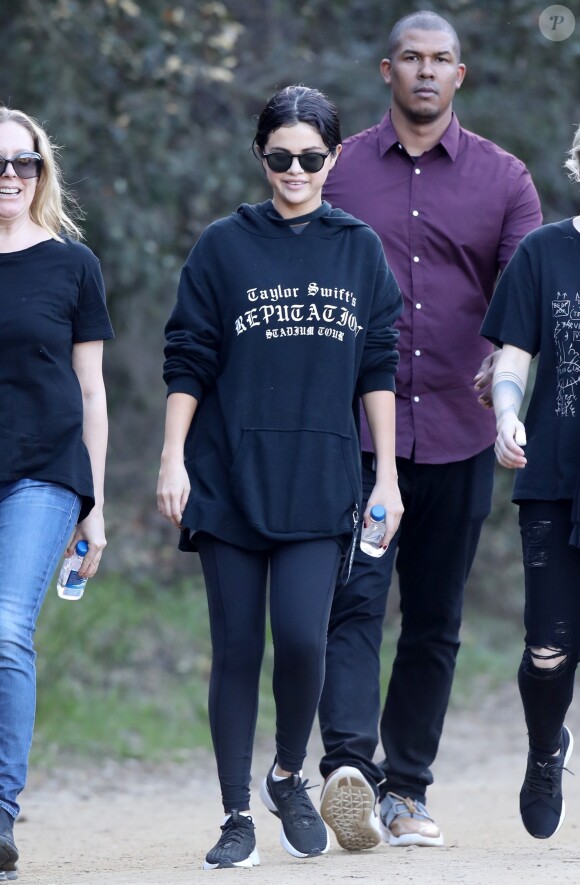 Selena Gomez se promène avec ses amies à Los Angeles le 21 décembre 2018.