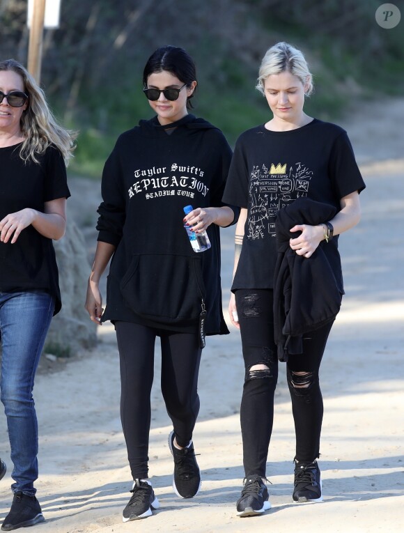 Selena Gomez se promène avec ses amies à Los Angeles le 21 décembre 2018.