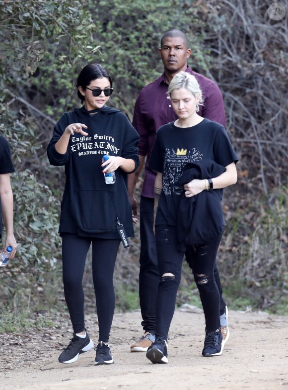 Selena Gomez se promène avec ses amies à Los Angeles le 21 décembre 2018.