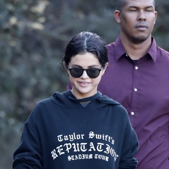 Selena Gomez se promène avec ses amies à Los Angeles le 21 décembre 2018.