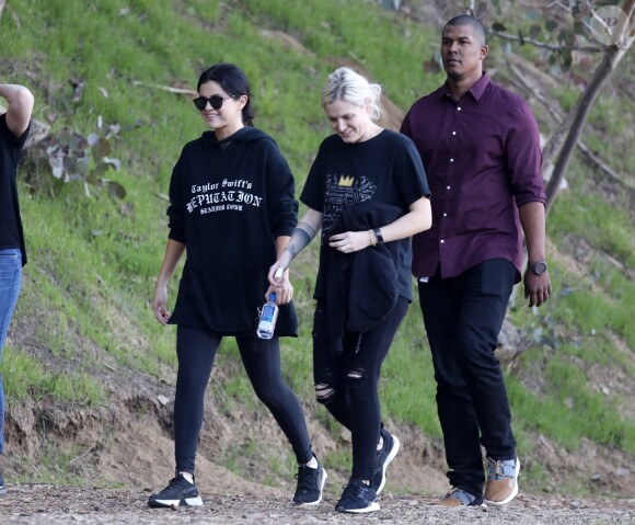 Selena Gomez se promène avec ses amies à Los Angeles le 21 décembre 2018.