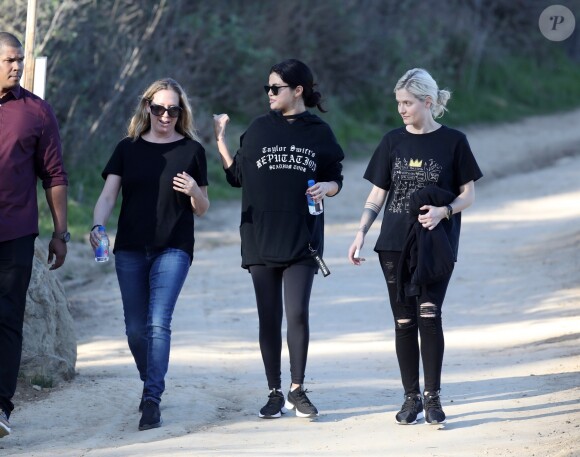 Selena Gomez se promène avec ses amies à Los Angeles le 21 décembre 2018.