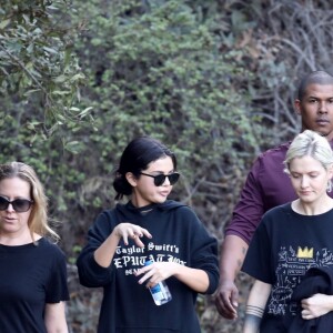 Selena Gomez se promène avec ses amies à Los Angeles le 21 décembre 2018.