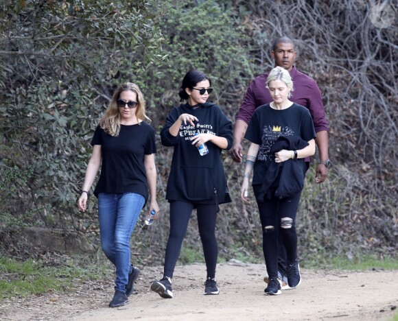 Selena Gomez se promène avec ses amies à Los Angeles le 21 décembre 2018.