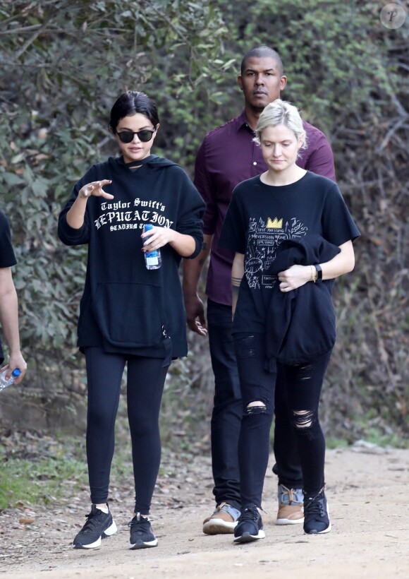 Selena Gomez se promène avec ses amies à Los Angeles le 21 décembre 2018.